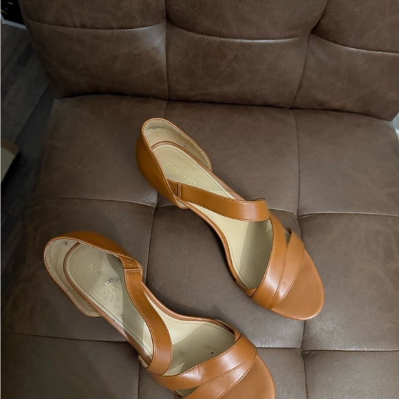 Nine West Tan Heels Elegant Design - Picture 2 of 4